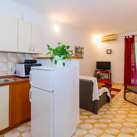 Comfortable Puh With Built Barbecue In Pola