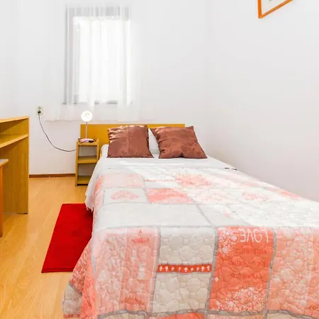 Comfortable Puh With Built Barbecue In * Pula