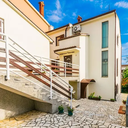 Comfortable Puh With Built Barbecue In Lägenhet Pula