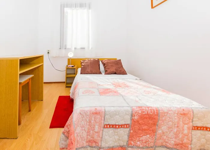 Comfortable Puh With Built Barbecue In * Πούλα